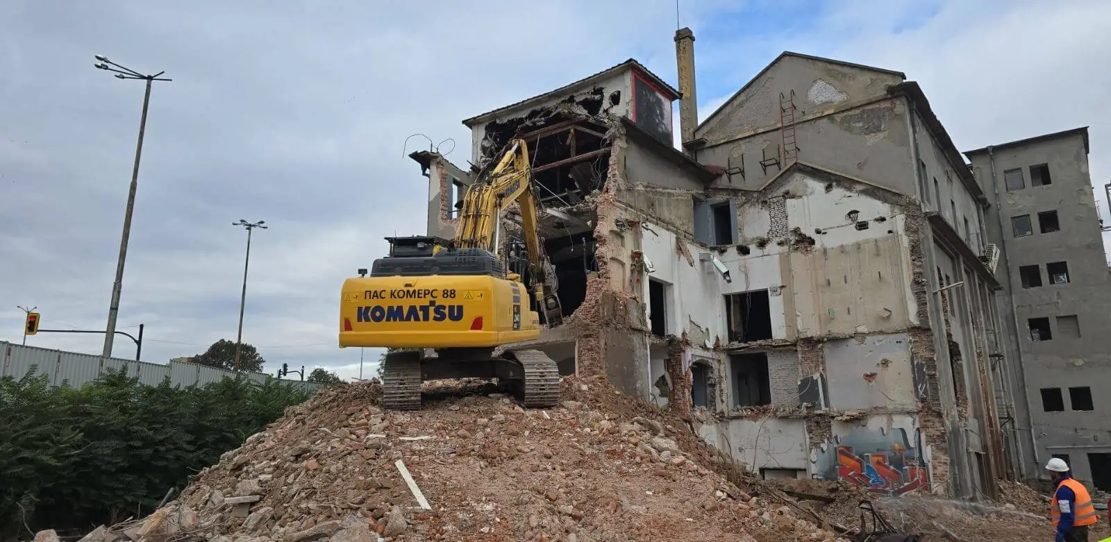 Разрушаване на сграда — ПАС КОМЕРС 88 в действие