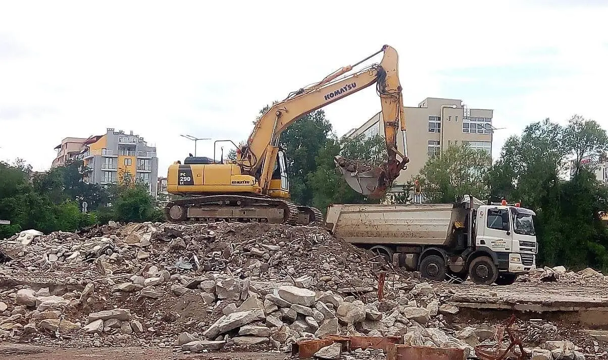 Тежка механизация — верижен багер при изкопни дейности