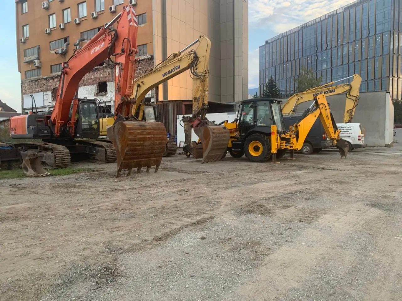 Верижен багер при разрушаване на промишлено съоръжение
